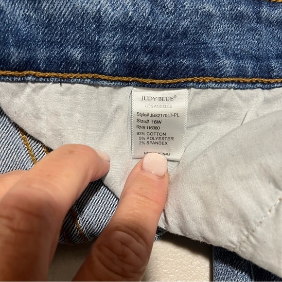 Judy Blue Destroyed Light Wash Boyfriend Jeans Size 16W Style JB82170LT - Picture 6 of 6